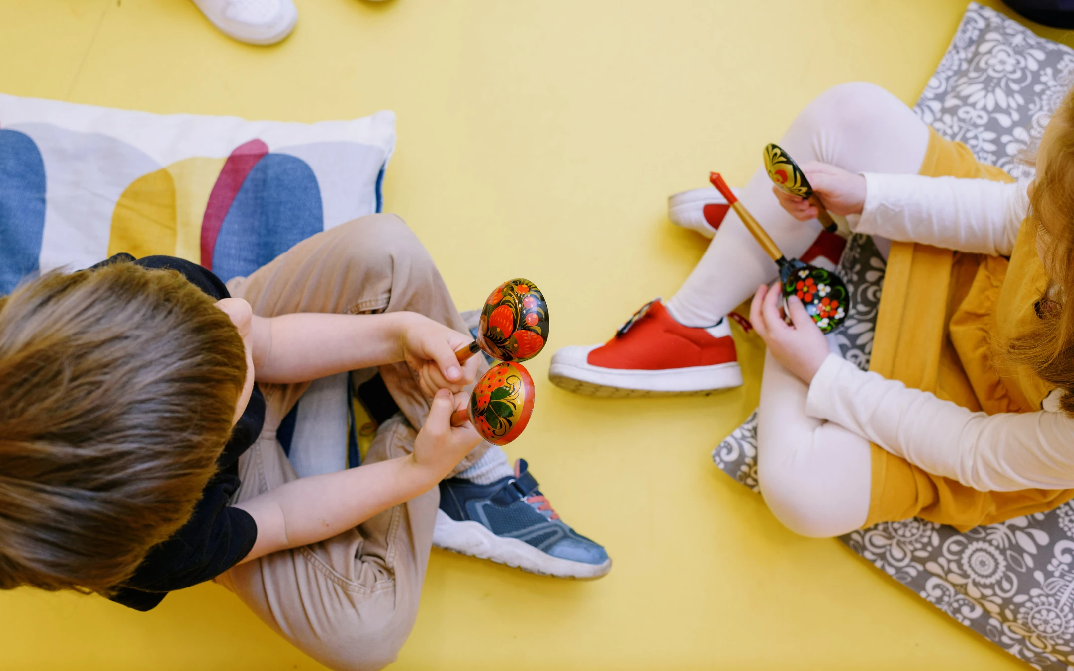 Kinder spielen